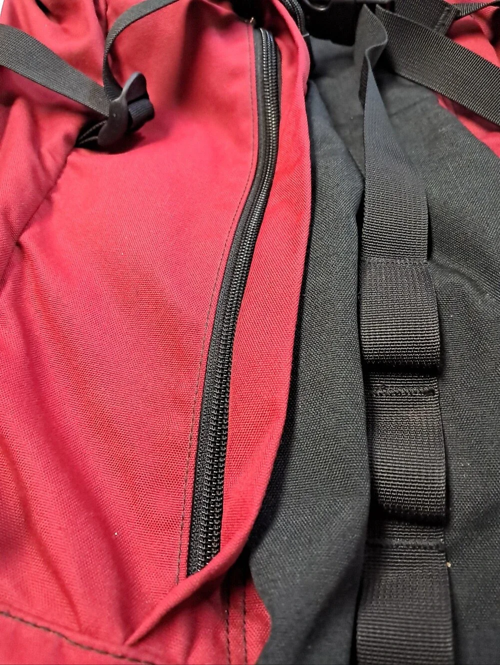 The North Face Lookout Hiking Camping Ruck-Sack BackPack. Red & Black.